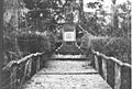 Bild 7 Kriegerdenkmal mit Holzbrücke über den Kirchpfuhl, Aufn. unbekannt