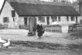 Das Strohhaus Mitte der 1950er mit Schwengelpumpe; Aufn. Mackebrandt?