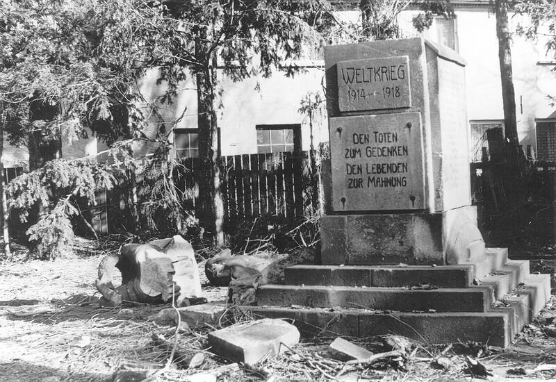 Datei:Kriegerdenkmal nach dem Sturm 1988.jpg