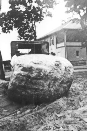 Siedlung-Gedenkstein 3.jpg