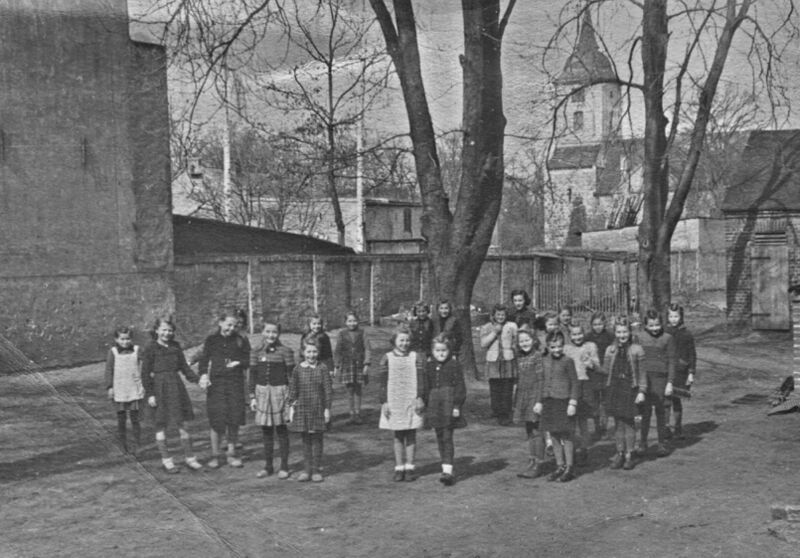 Datei:Alter Schulhof vor 1952 resize.jpg