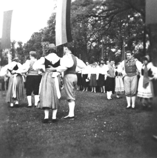 Datei:1959 Mai-Festwiese Parkkoppel, Bild20 Volkstanz.jpg