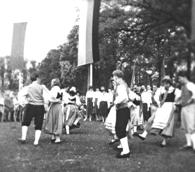 Datei:1959 Mai-Festwiese Parkkoppel, Bild21 Volkstanz.jpg
