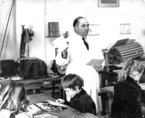 Abgeordneter Fritz Frille beim Werkunterricht.jpg