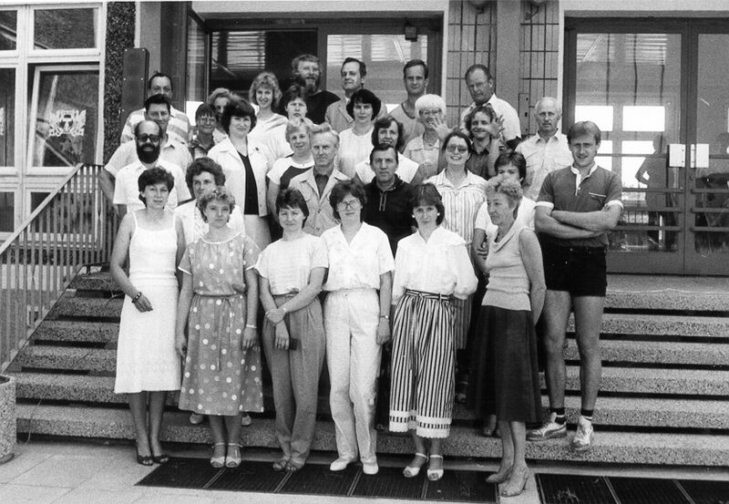 Datei:Kollegium vor der neuen Schule 1985.jpg