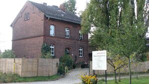 Bahnhofsvorsteherhaus 4412 bildgröße ändern.JPG